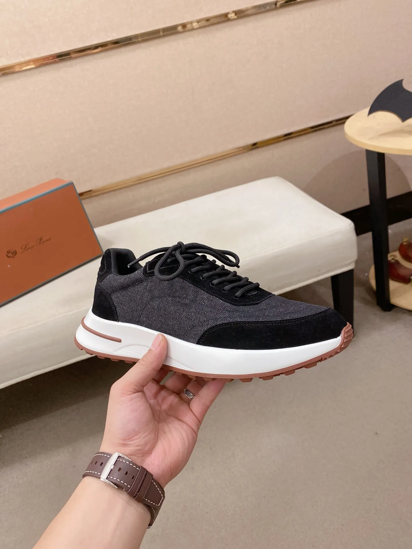 Men's shoes 💰: 462💰🔥𝐥𝐨𝐫𝐨 𝐏𝐢𝐚𝐧𝐚 lp classic loafers, an Italian treasure brand, the only brand that can match Hermès! Only after wearing it do we realize that we can’t live up to our feet. The upper is made of imported first-layer cowhide with breathable fabrics, water-dyed cowhide foot pads, and the official original glass rubber outsole and pendant. Exclusive original packaging (tag ➕ brand paper ➕ outer box ➕ hand bag) code number: 38-44. Can be customized 45-46